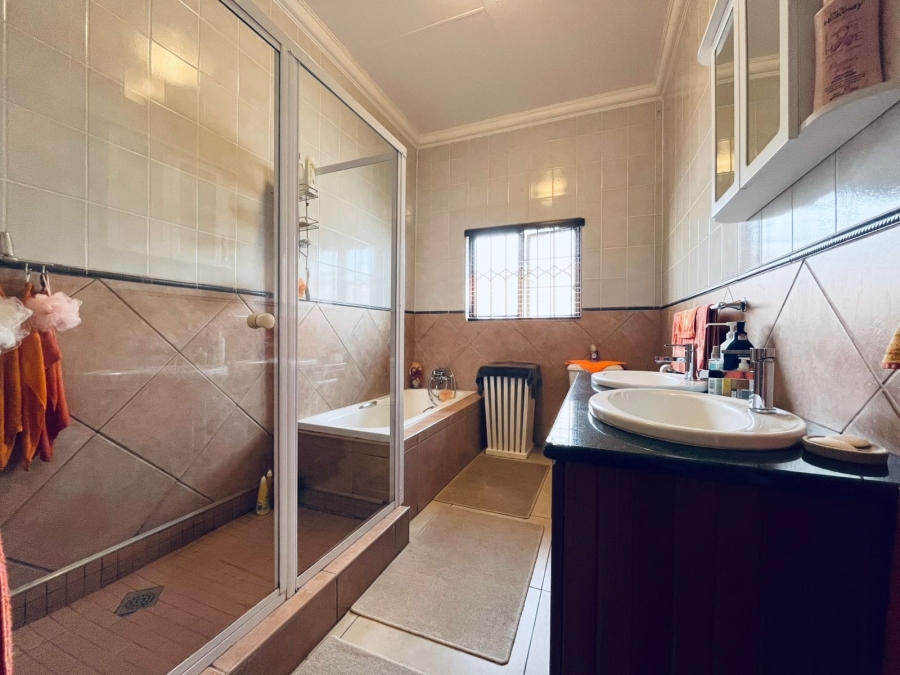 3 Bedroom Property for Sale in Safari Gardens North West